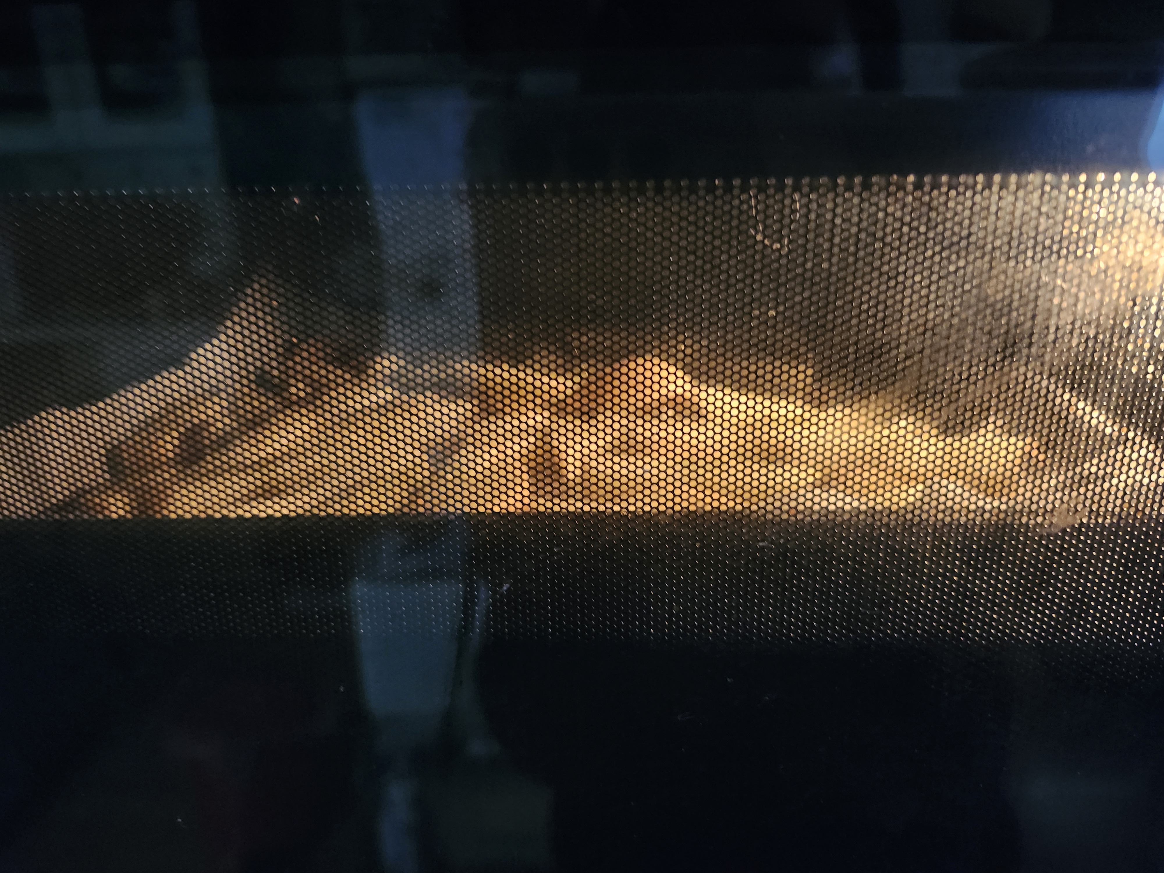 オーブンで焼いてる芋の画像