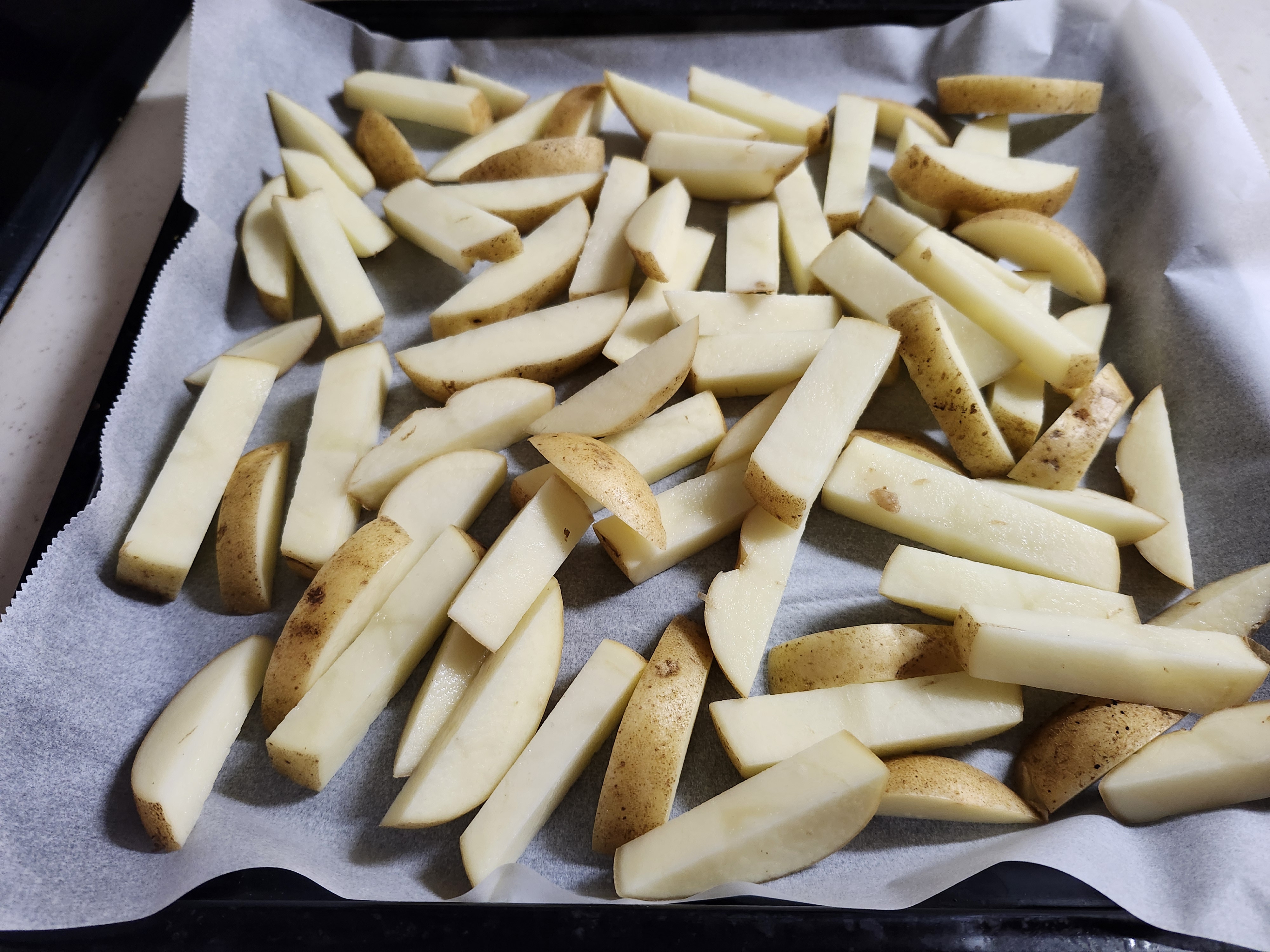 天板に並べた芋の画像